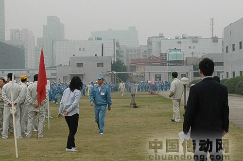 　員工們在進行疏散演練