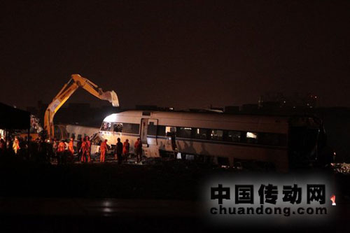 7月25日，挖掘機正在對事故列車車廂進行拆解