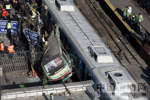 阿根廷城鐵列車(chē)和公交車(chē)相撞致百人受傷9月13日，在阿根廷首都布宜諾斯艾利斯，救援人員在城鐵列車(chē)和公交車(chē)相撞事故現(xiàn)場(chǎng)忙碌。